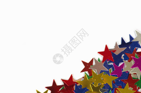 白色背景下彩色五彩纸屑星的圣诞装饰图片