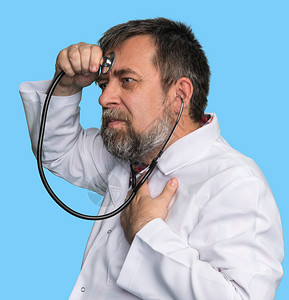 以蓝色的听诊器隔离的疯子医生他用图片