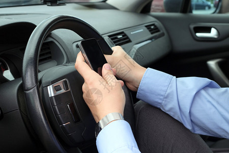 驾驶汽车时使用移动智能手机的busi图片