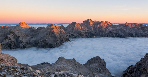 云海之上的山脊晨光照耀着山峰图片