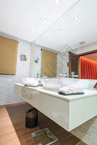 豪华现代卫生间套房在旅馆综合设施内图片
