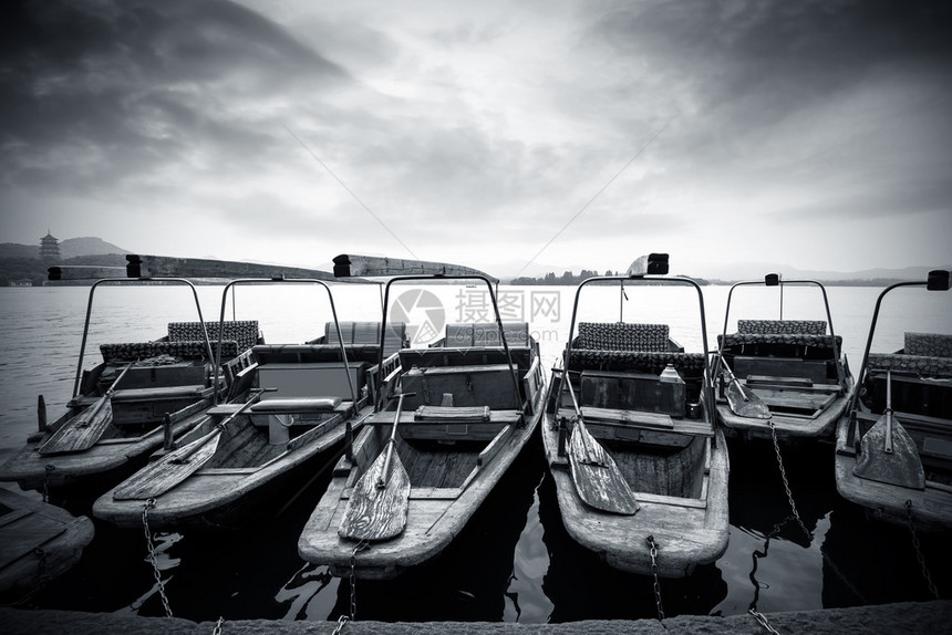 杭州西湖上的一些小船图片