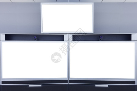 空的视频会议室与孤立的白屏背景图片