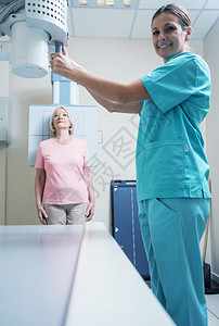 女医生带着病人在X光机前图片