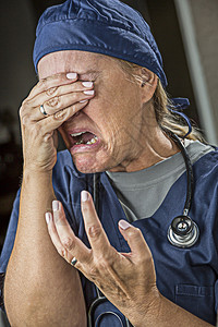 歇斯底里的痛苦哭泣的女医生或护士图片