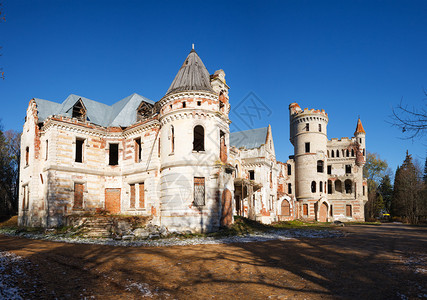 被遗弃的被毁的中世纪俄罗斯庄园图片