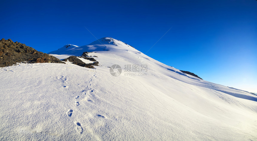 高雪山蓝天美丽的冬季景观图片