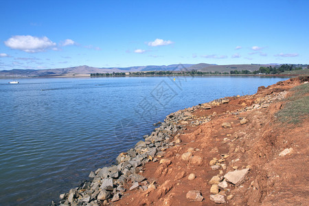 描绘米德玛大坝水位下降的海岸线图片