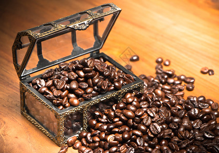 茶木背景的咖啡豆图片