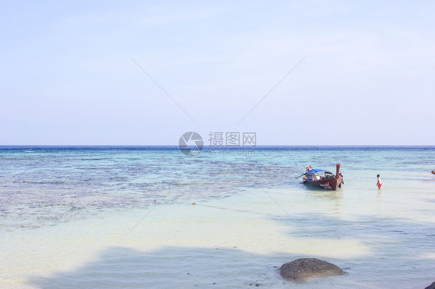 渔民在泰国利佩岛海滩上图片