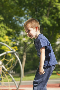 公园里快乐的男孩背景图片