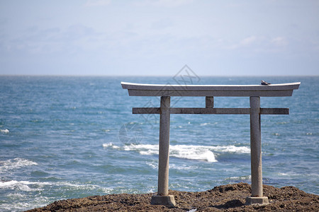 日本传统的日本大门和海洋风景美图片