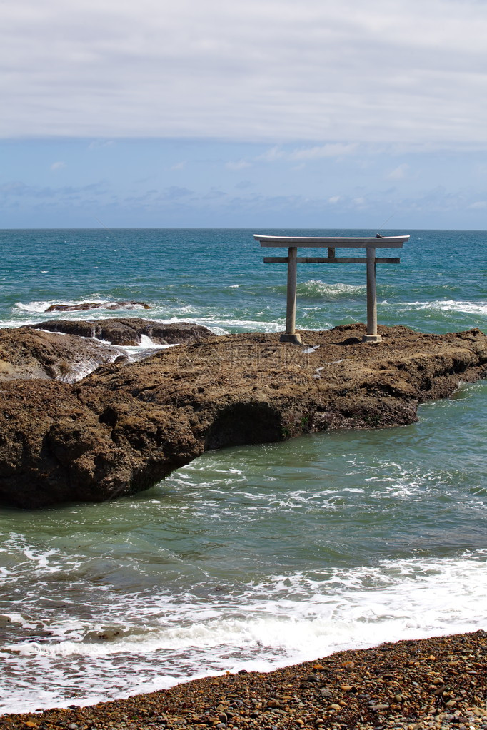 日本传统的日本大门和海洋风景美图片
