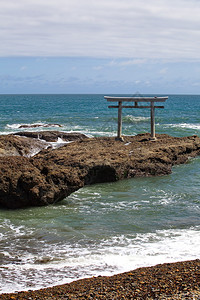 日本传统的日本大门和海洋风景美图片