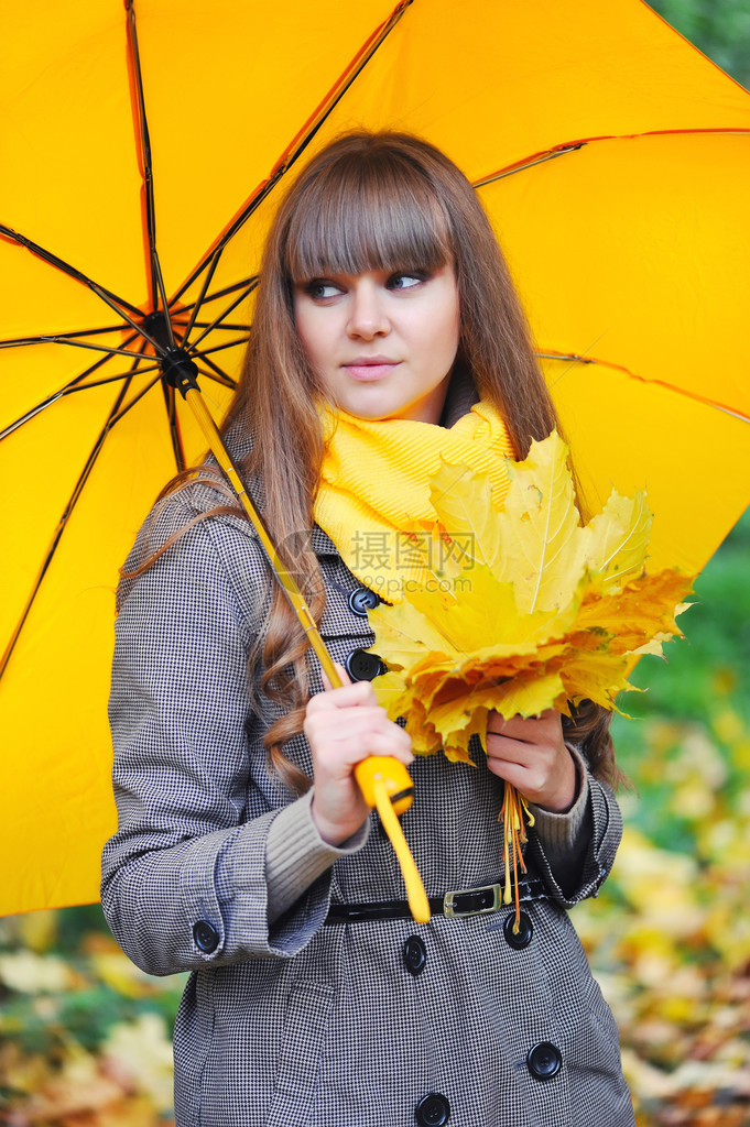带着黄色雨伞的美图片