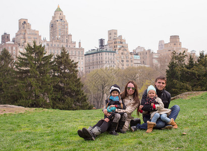 年轻家庭在中央公园散图片