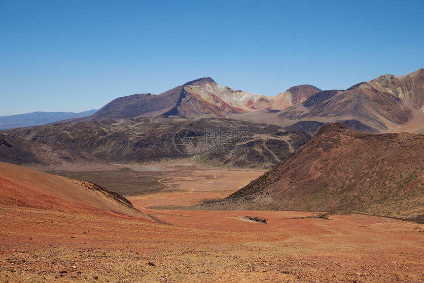 智利东北部阿塔卡马沙漠Suriplaza多彩的山地景观图片
