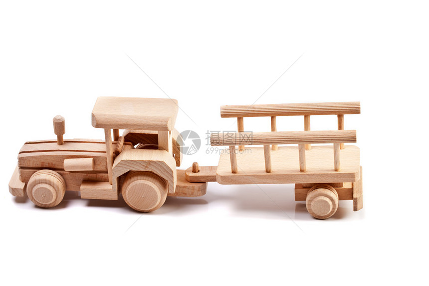 带拖车的木制玩具拖拉机白图片