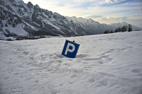 停车信号几乎被深雪掩埋图片