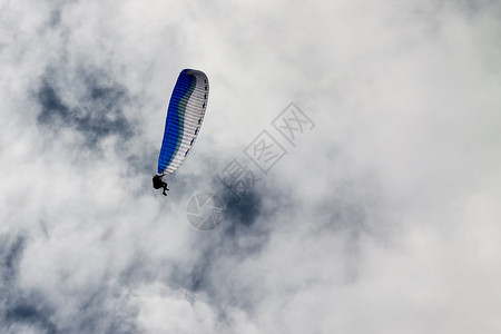 白云滑翔伞图片
