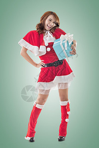 欢笑的亚洲圣诞快乐女孩拿着礼物盒孤图片