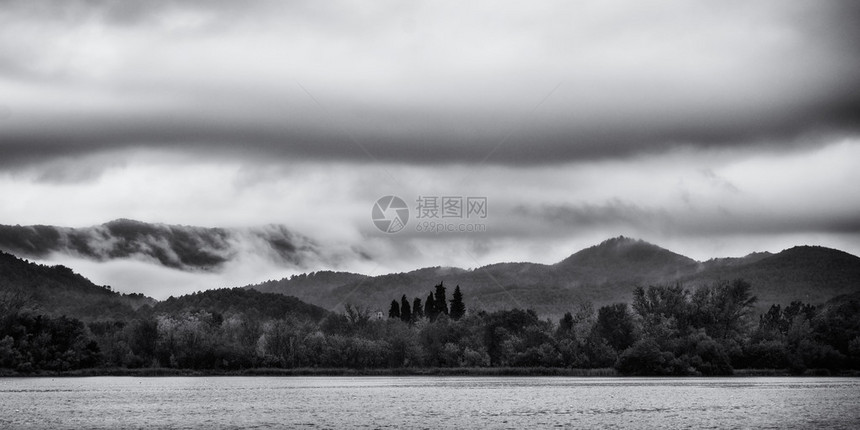 黑白湖景图片