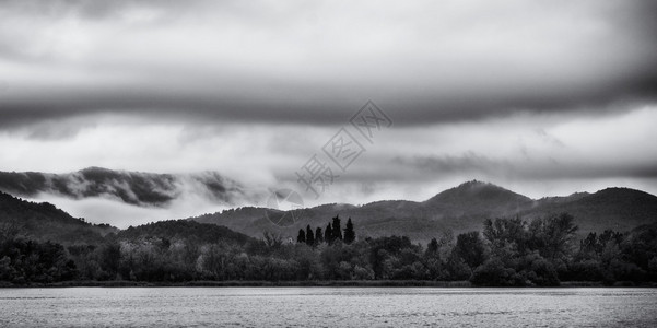 黑白湖景图片