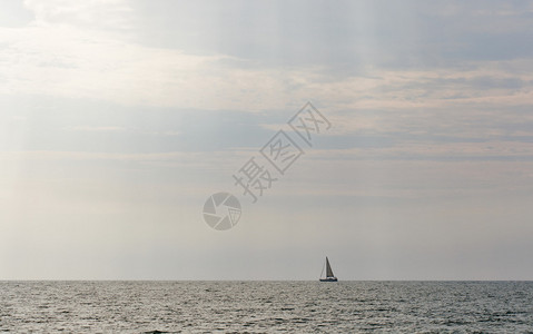 日落时有帆船的地中海景图片
