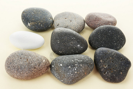 个人概念海石在海面图片