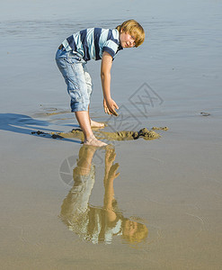 男孩在威尼斯海滩的海边以湿图片