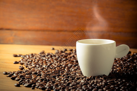 咖啡杯和咖啡豆复古风格图片