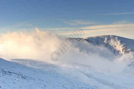 冬天山的霜天冬天的风景背景