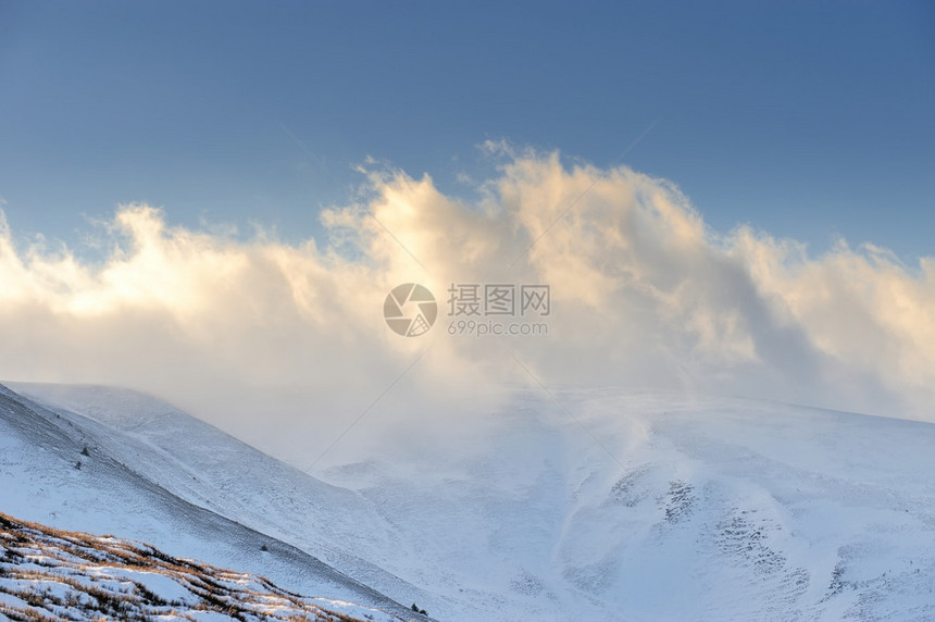 冬天山的霜天冬天的风景图片