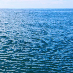 地平线上的水海面图片