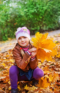 秋天公园里有黄叶的小女孩图片