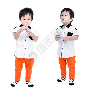 白色背景上可爱的亚洲小孩的特写肖像玩彩图片