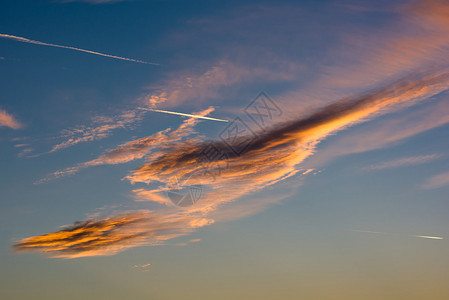 多云的傍晚天空与飞机图片