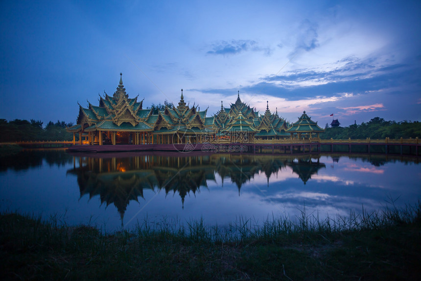 古城日落的泰国寺庙图片
