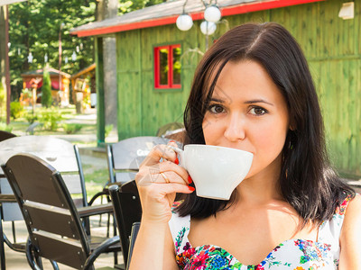 青年女子在露台咖啡厅喝咖啡的肖像图片