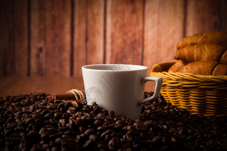 咖啡和咖啡豆加咖啡杯图片