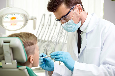 医生在牙医诊所治疗一颗图片