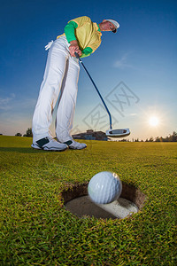打高尔夫球的男人图片