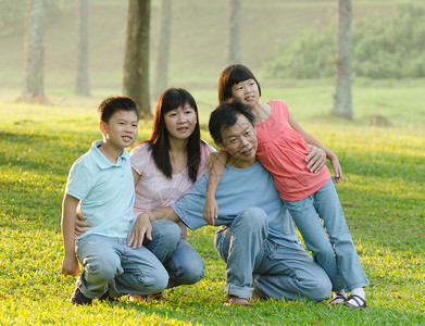 亚洲家庭在公园享受户外活动图片