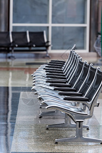 在丹佛国际机场空椅子典型的星期日早上在图片