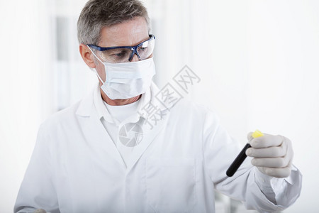 研究实验室或医院血液测试管的科学家或医生图片