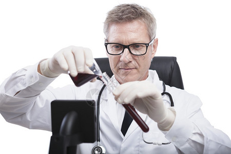科学家或医生正在化验室或医院寻找和分析血液测试管图片