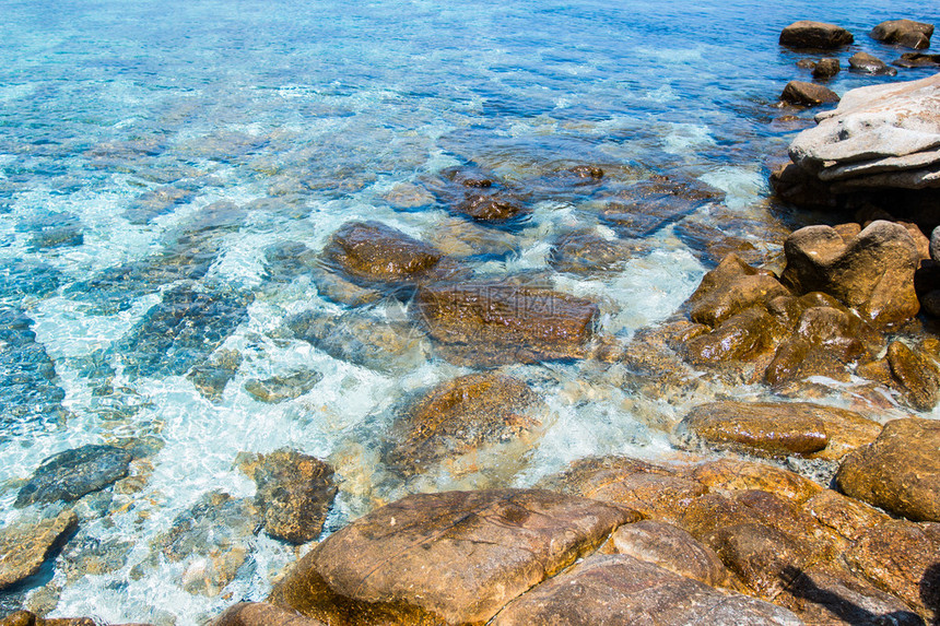 岩石和蓝色的大海泰国丽贝岛图片