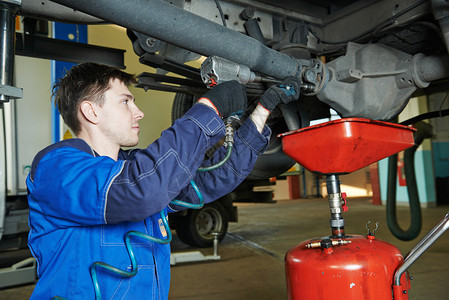 汽车修理工机械师在汽车修理或维修店服务站用扳手拆图片