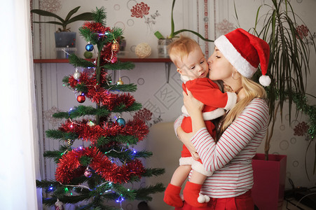 由母亲和孩子组成的家庭庆祝圣诞节日图片