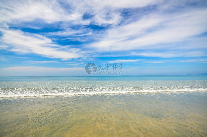 蓝天在泰国拉农港的图片